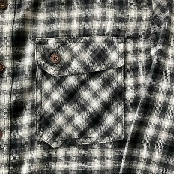 Duluth Trading Free Swingin’ Wicking Flannel Shirt
# 31210
Men’s XL
Black/White - Picture 4 of 8